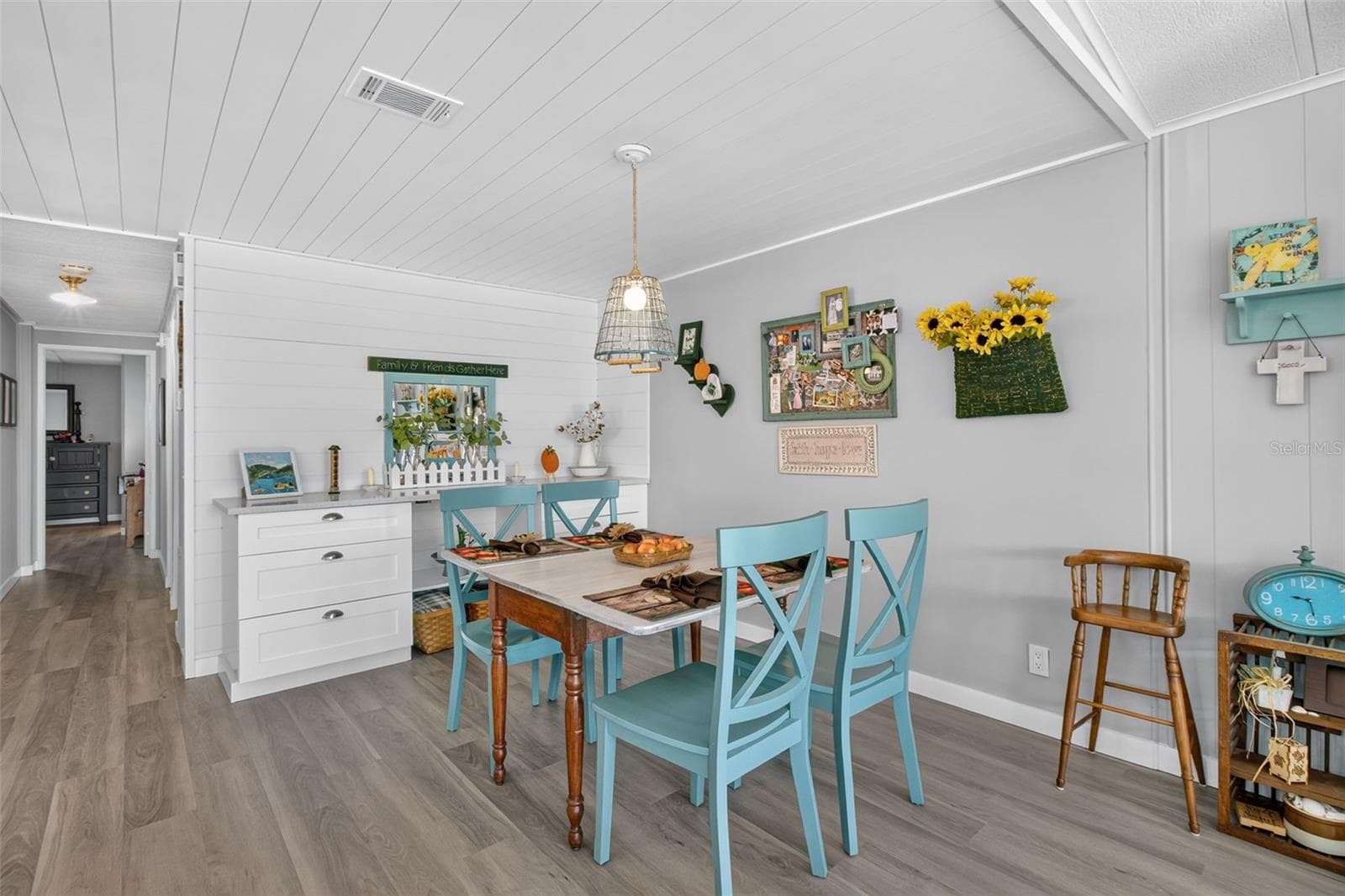 Dining with 8' buillt-in view of hallway to beds & baths - 176 CLUBVIEW DR #3, SAFETY HARBOR