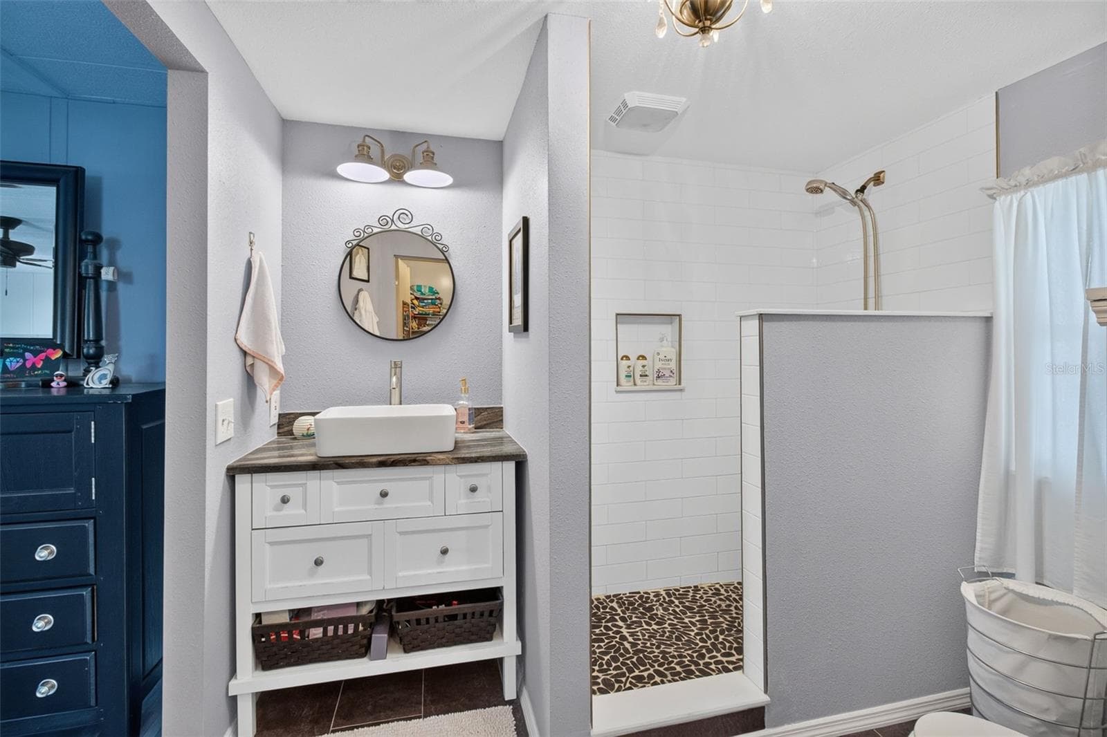 Primary en-suite with walk-in shower - 176 CLUBVIEW DR #3, SAFETY HARBOR