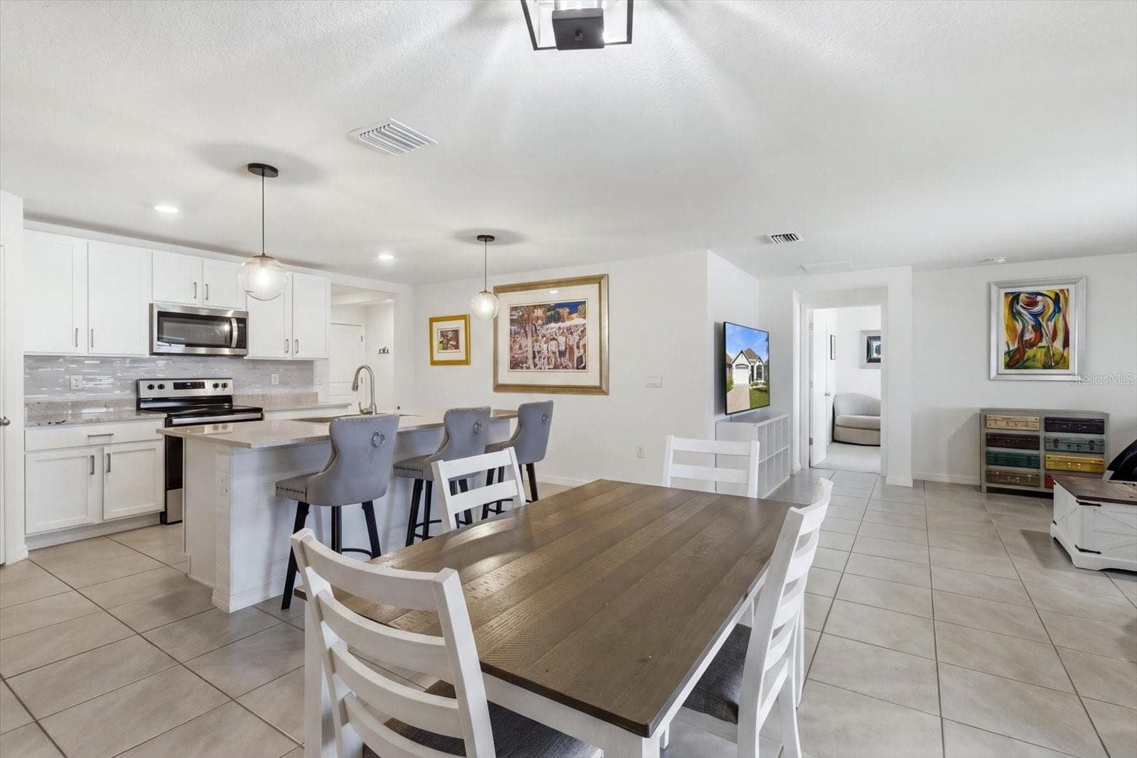 Single Family Residence at 315 W FAIRWAYS VIEW DR, BEVERLY HILLS, photo 16 of 49