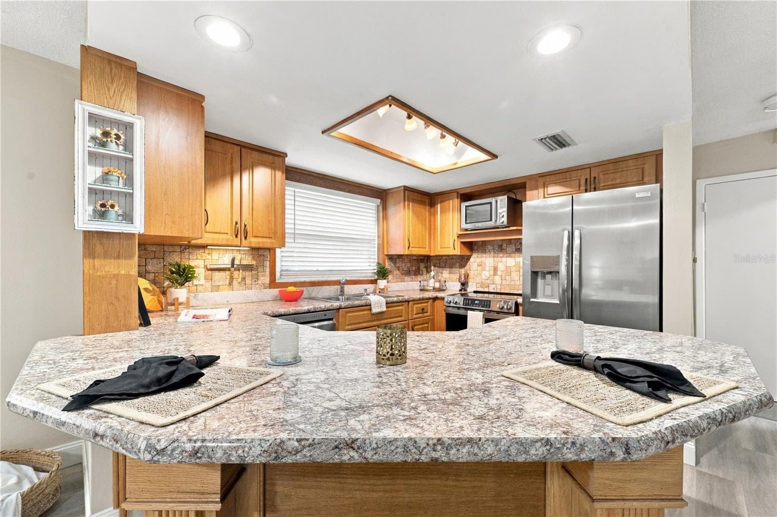 15. Updated Kitchen (9.4 x 12.2') Features a Spacious Breakfast Bar.. - 112 PEACOCK CIR, SAFETY HARBOR