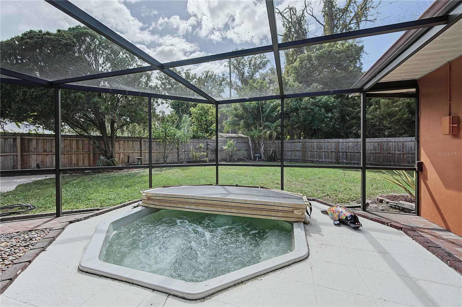 33. Hot Tubs Take ALL Your Worries Away.. Try it Out! - 112 PEACOCK CIR, SAFETY HARBOR