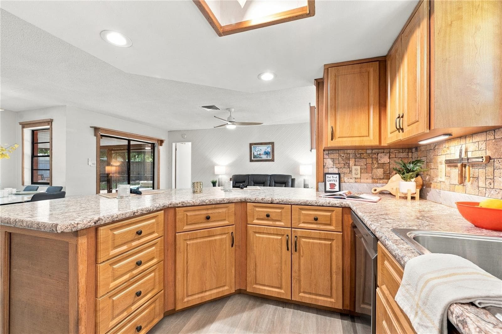 51. Updated Kitchen (9.4 x 12.2') Allows You to Be Part of the ACTION .. While Prepping/Cooking! - 112 PEACOCK CIR, SAFETY HARBOR