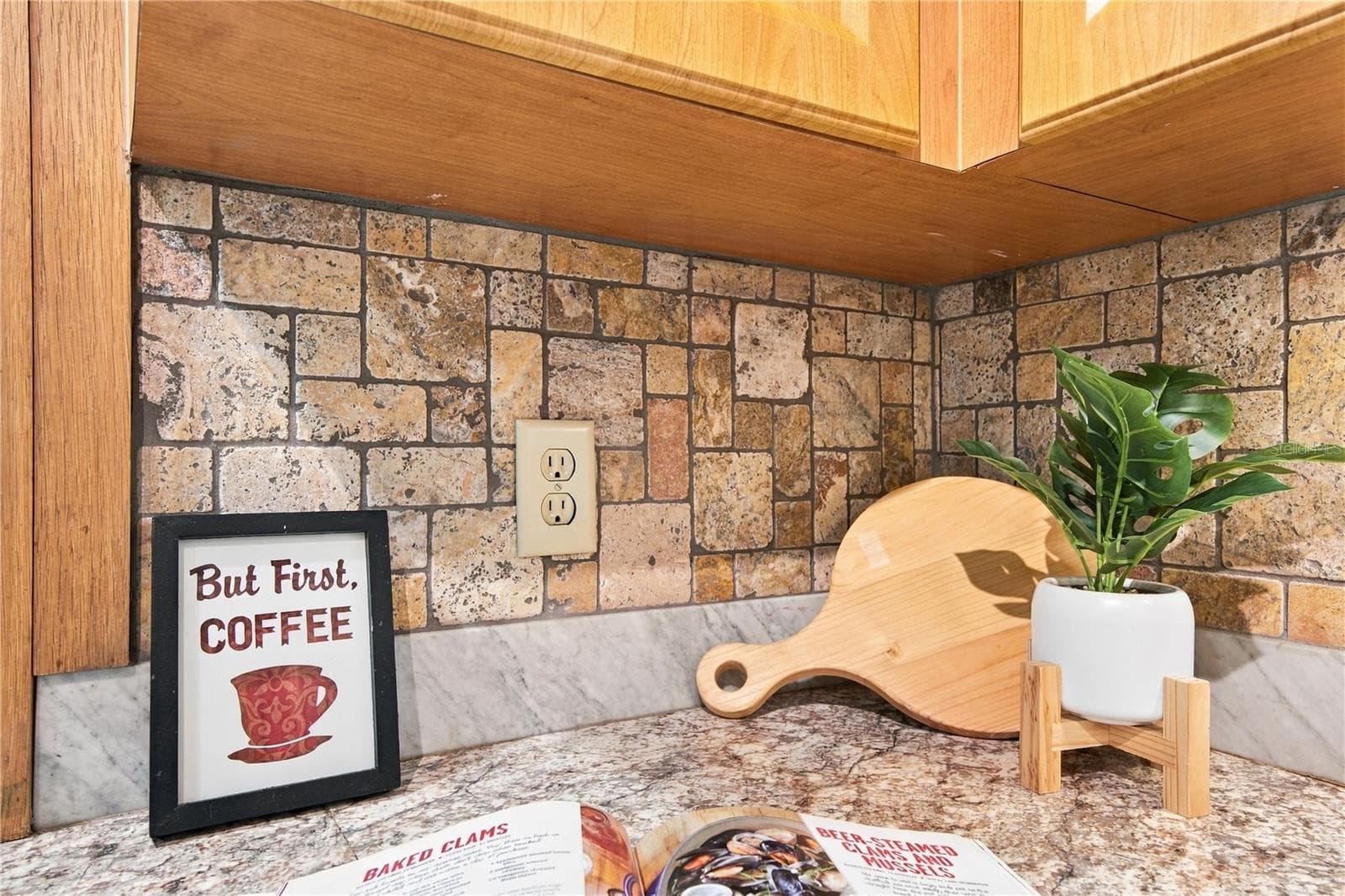 52. Complimentary Backsplash is Warm & Adds a Touch of Thoughtful Elegance! - 112 PEACOCK CIR, SAFETY HARBOR