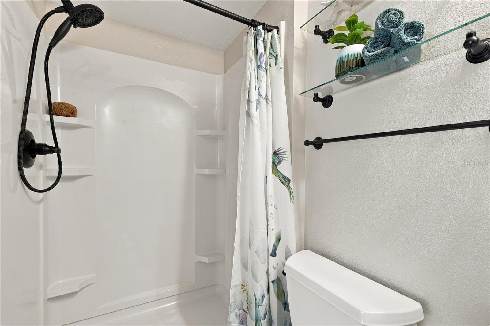 60. Ensuite Full Bathroom.. Updated Walk in Shower! (4.9 x 8.1').. Plenty of Shelving for Storage too! - 112 PEACOCK CIR, SAFETY HARBOR