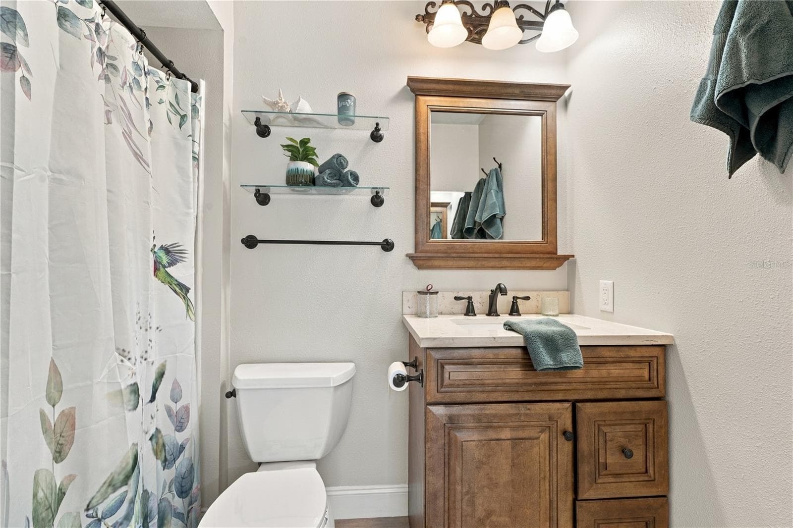 61. UPDATED Ensuite Bathroom.. (4.9 x 8.1') Maple Vanity w Matching Mirror.. Elegance! - 112 PEACOCK CIR, SAFETY HARBOR