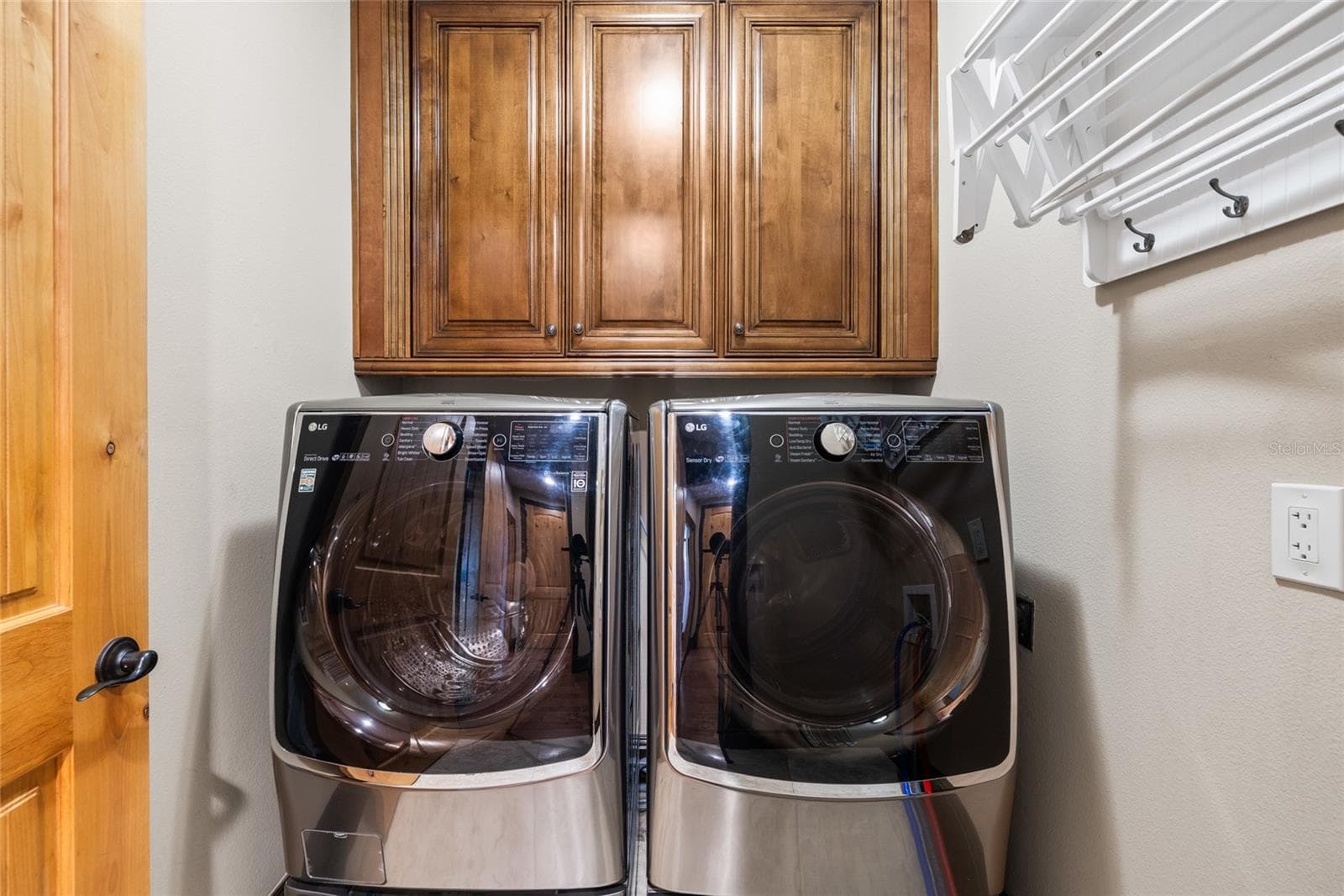 Laundry room as you enter from garage - 9805 COMPASS POINT WAY, TAMPA