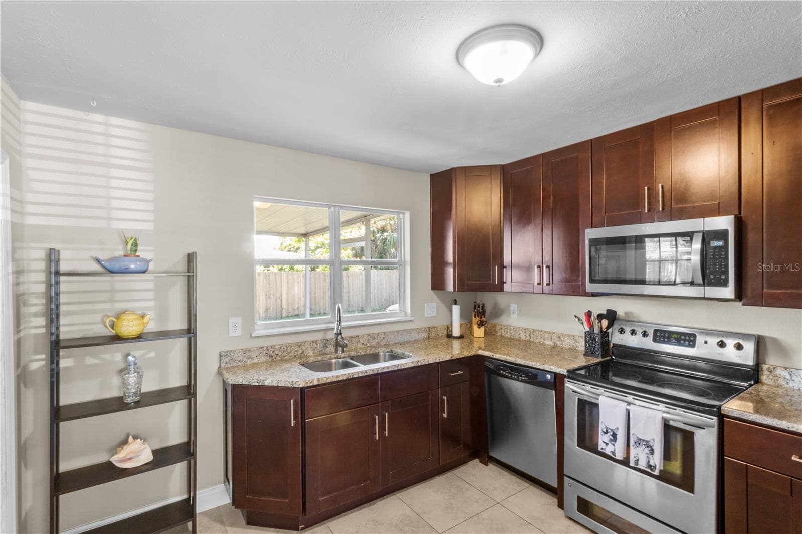 Single Family Residence at 4704 W BAY AVE, TAMPA, photo 11 of 30