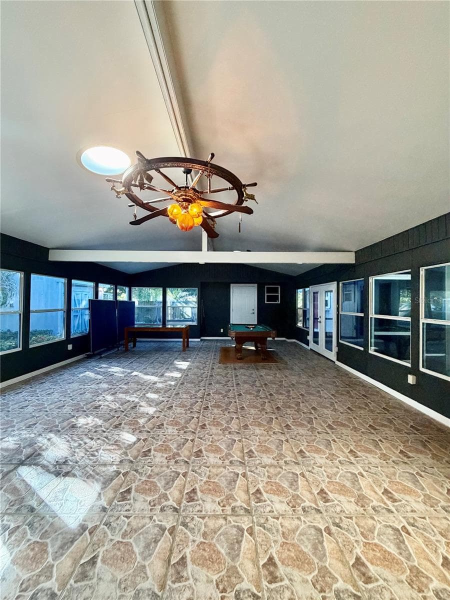 Great Room - 6250 13TH AVE S, GULFPORT