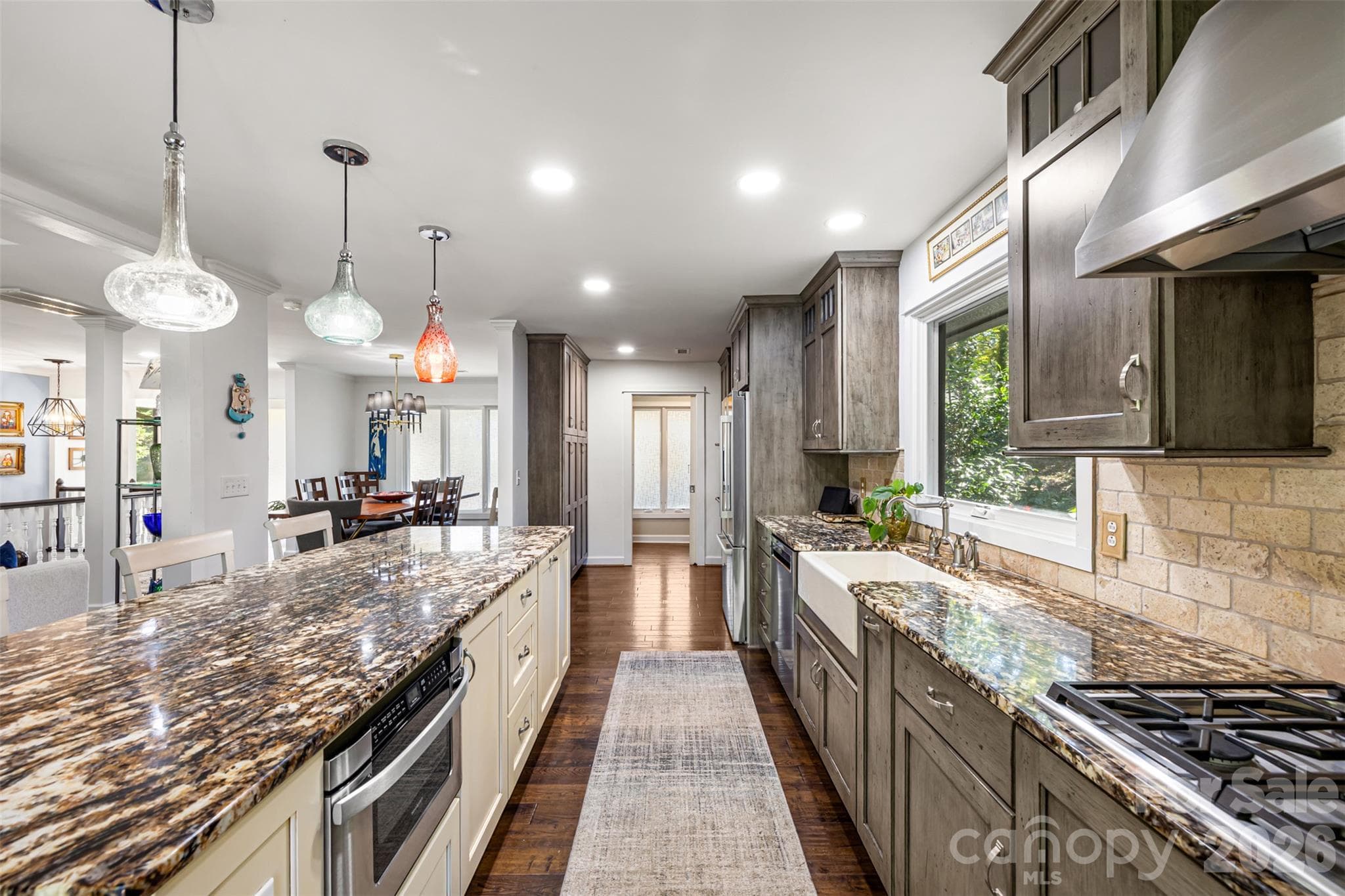 Gas cooktop, drawer microwave, statement granite - 4 Thornwood Lane, Lake Wylie