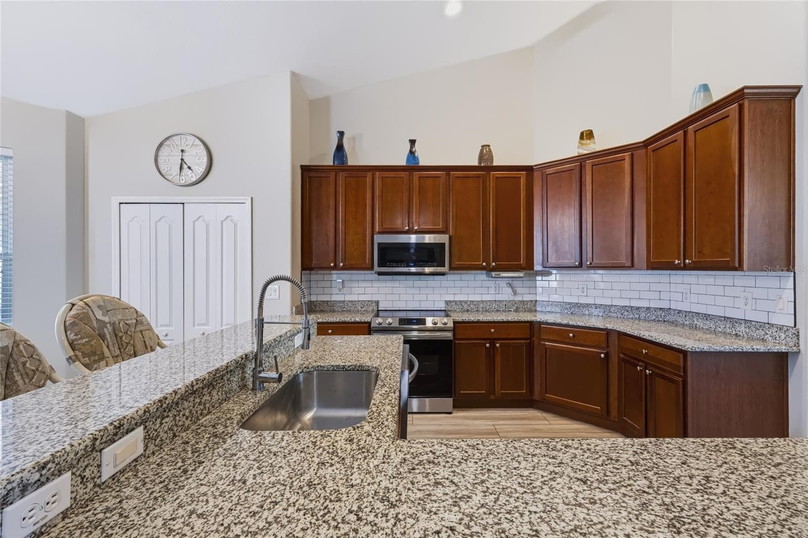 Breakfast bar and closet pantry - 2970 SOUTHERN PINES LOOP, CLERMONT