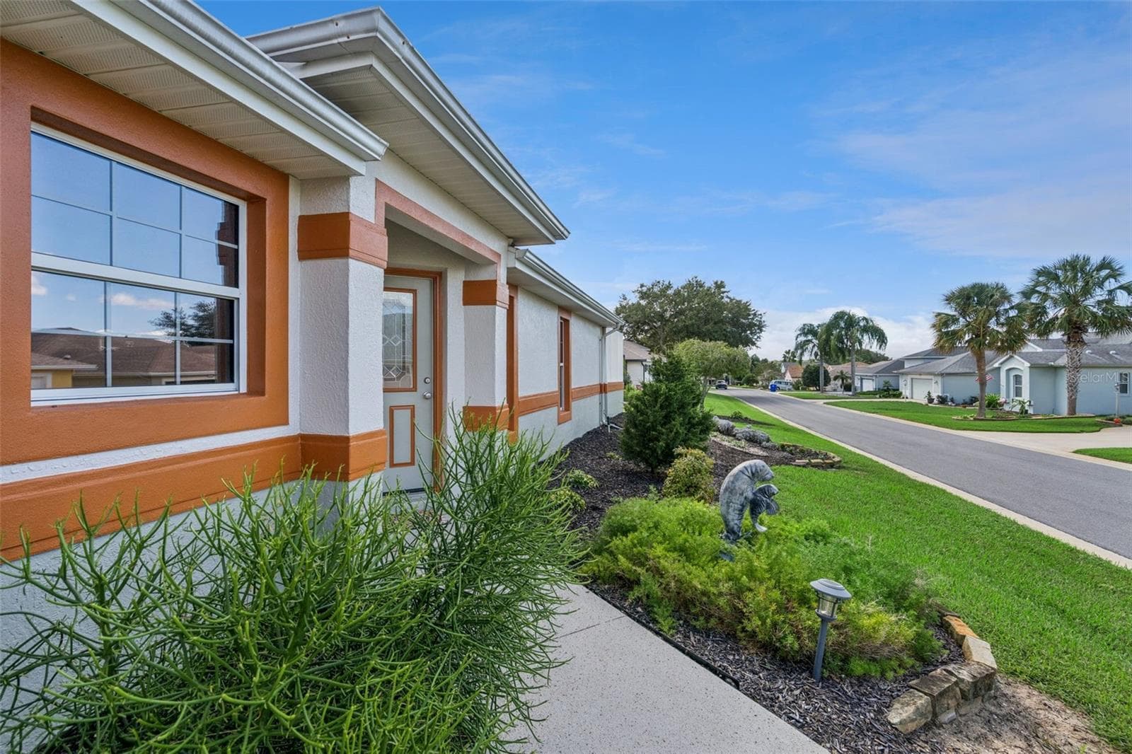 Landscaped beds frame the front entry. - 4900 CANOE CT, TAVARES