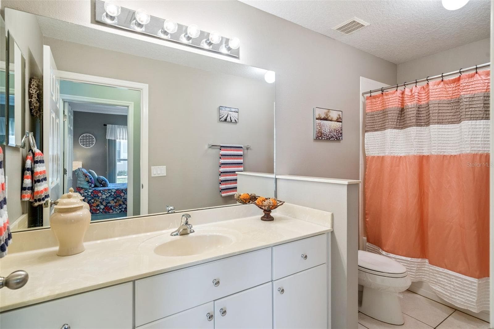 2nd full bath with spacious vanity and tub/shower. - 4900 CANOE CT, TAVARES