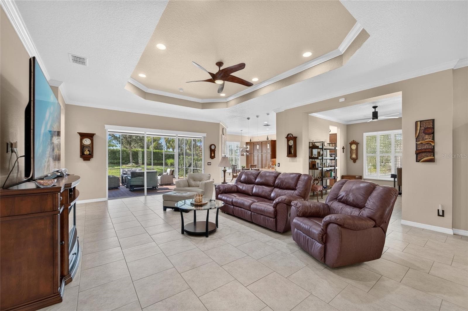 Great Room w/Coffered Ceiling - 16301 GARNET GLEN PL, WIMAUMA