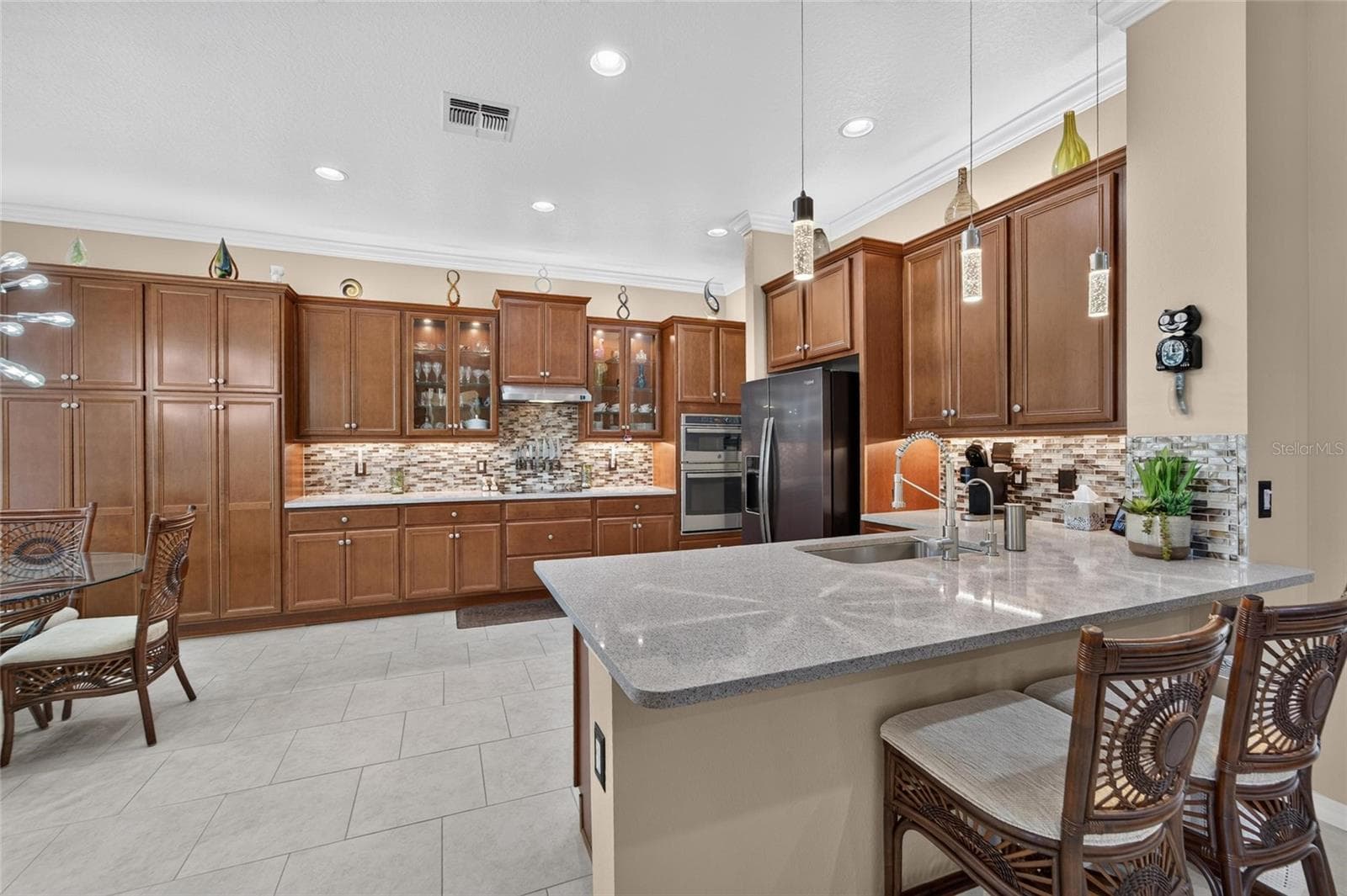 Kitchen Bar Seating View - 16301 GARNET GLEN PL, WIMAUMA