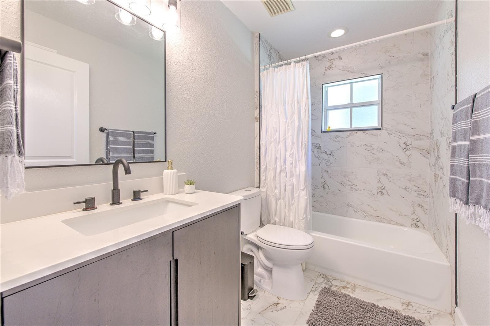 Second Bathroom / Guest Bathroom - 118 E HUNTER RD, PLANT CITY
