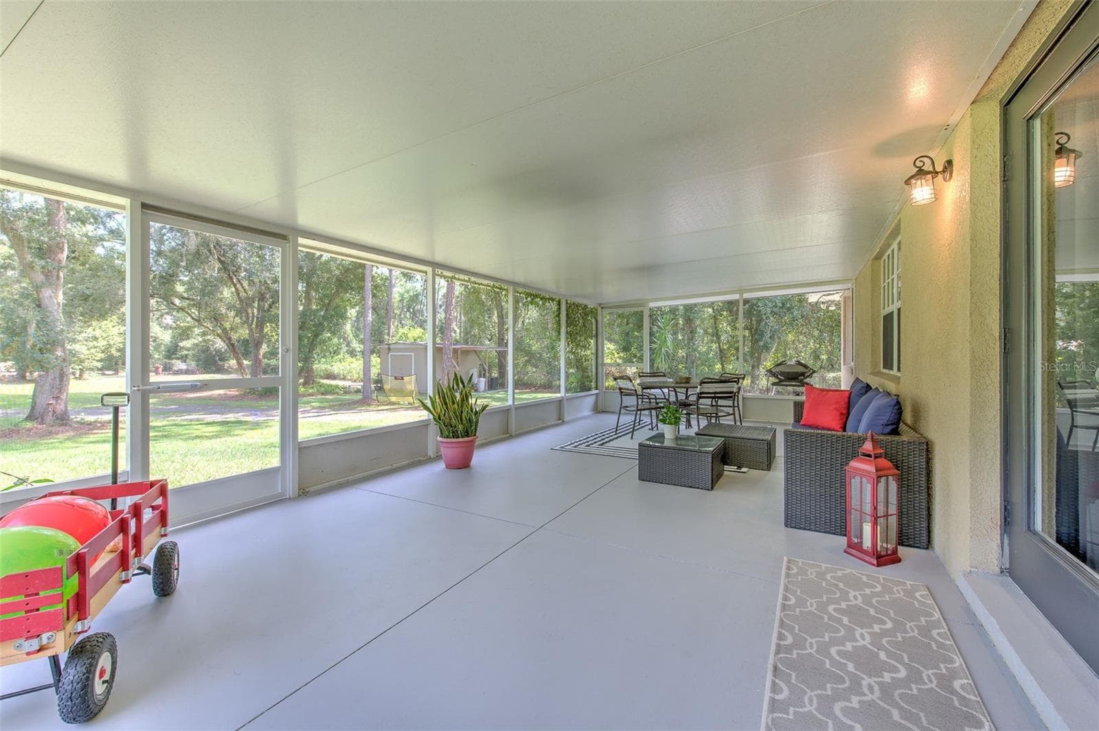 Screened-In Back Porch - 118 E HUNTER RD, PLANT CITY