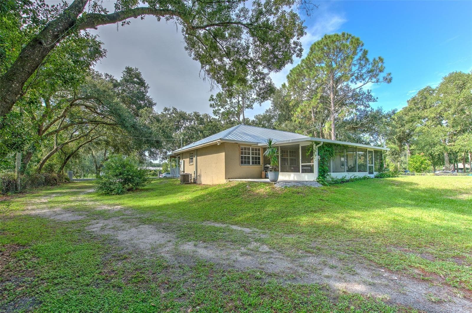 Rear Exterior & Screened-In Porch - 118 E HUNTER RD, PLANT CITY