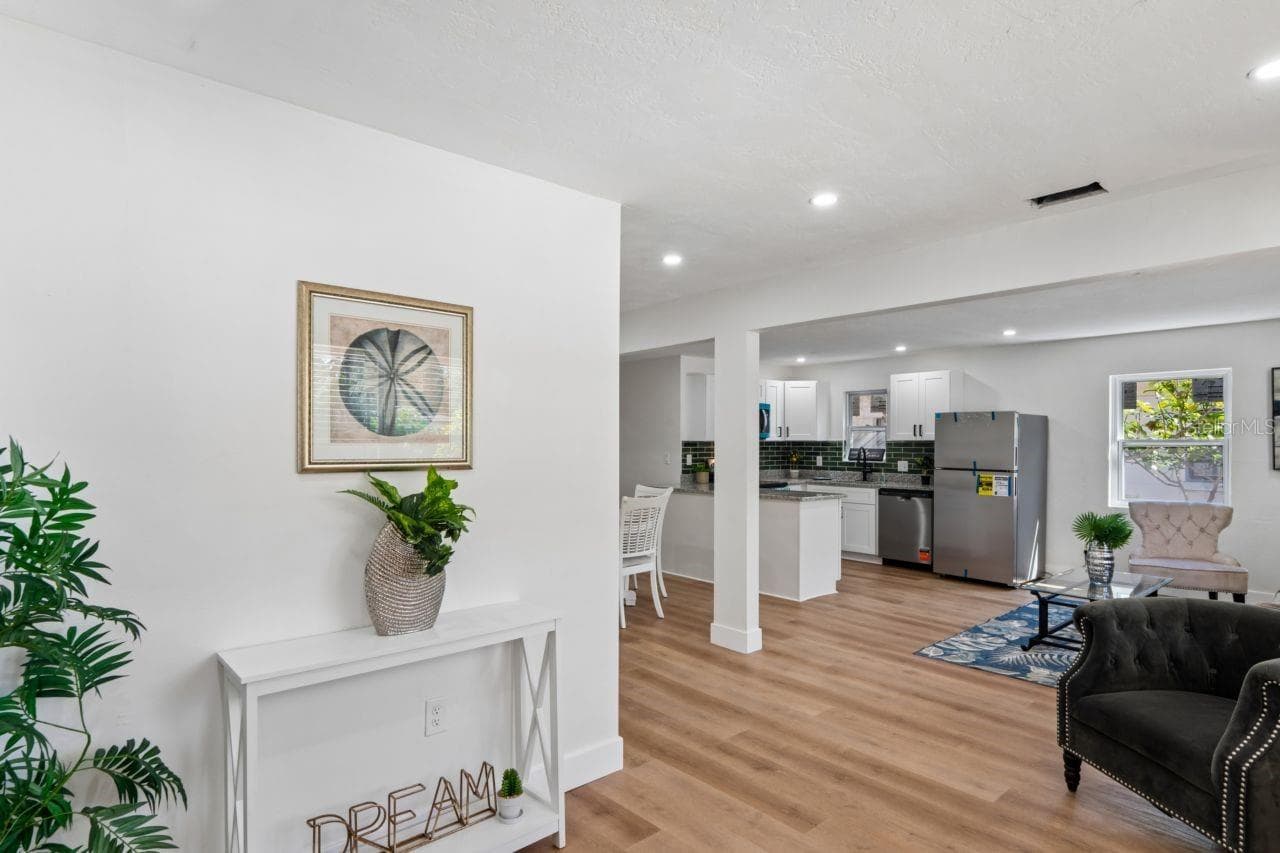 Single Family Residence at 2929 EMERSON AVE S, ST PETERSBURG, photo 4 of 36