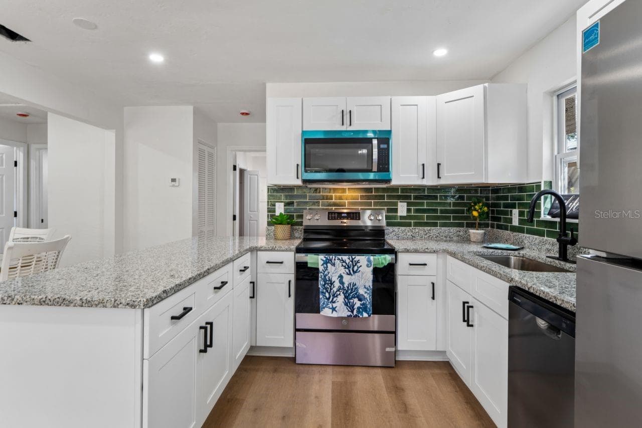 Single Family Residence at 2929 EMERSON AVE S, ST PETERSBURG, photo 10 of 36