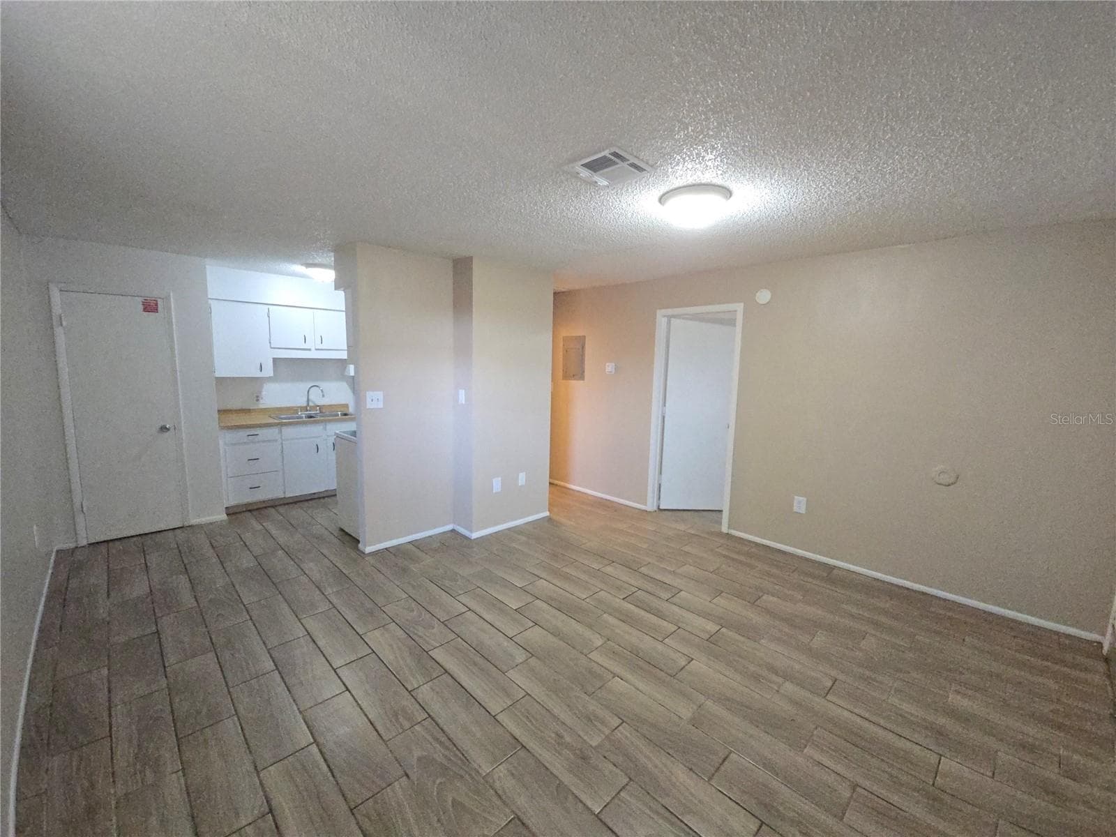 LIVING ROOM # 1 - IDA LAKE SUB, WINTER HAVEN