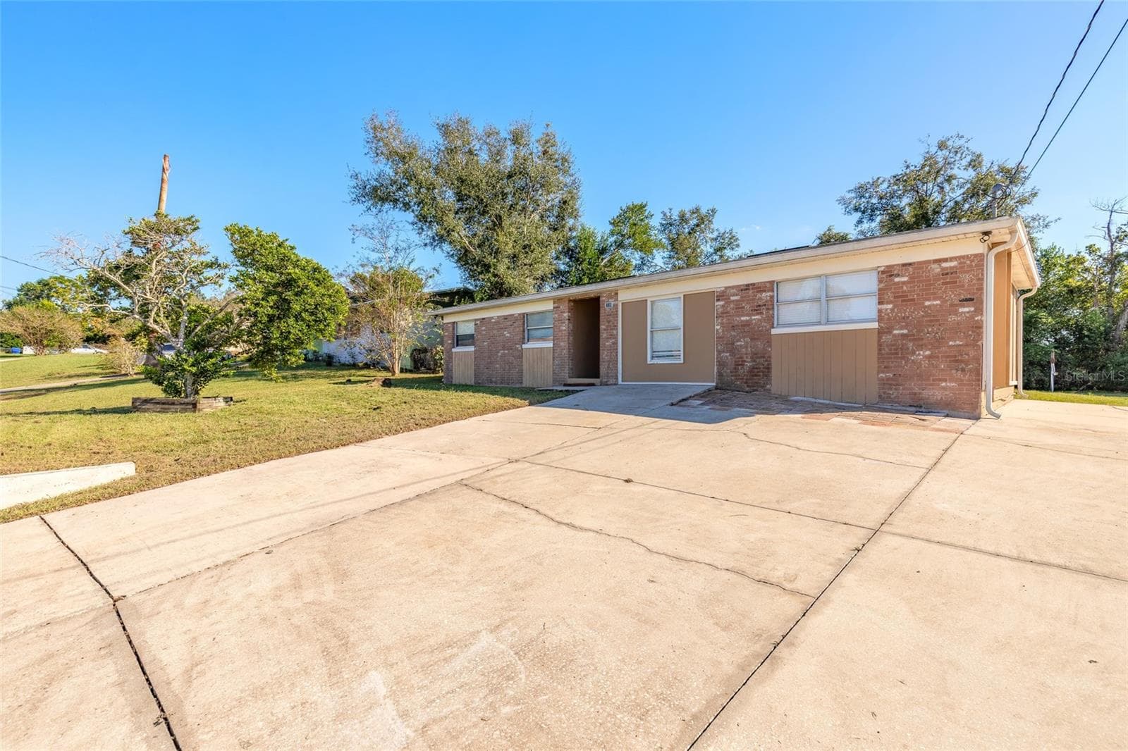 Single Family Residence at 228 E HOLLY DR, ORANGE CITY, photo 2 of 37