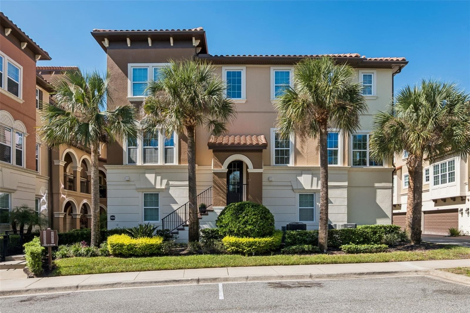 900 LOBELIA DR
