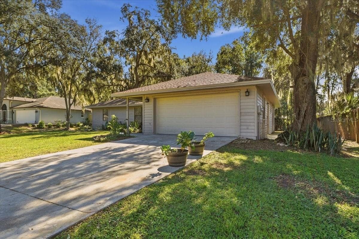 New impact garage door and long driveway. - 5244 QUIET CREEK LN, LAKELAND