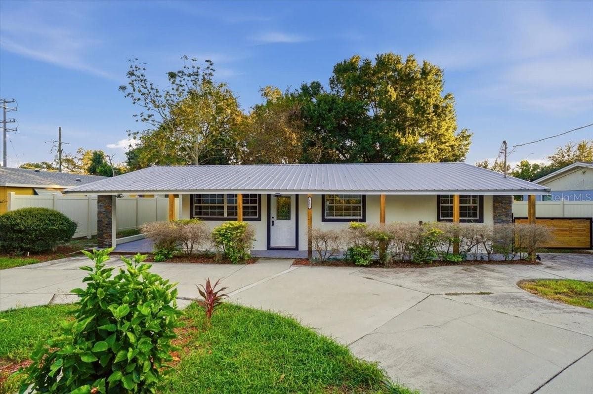 Single Family Residence at 812 WINDSOR ST, LAKELAND, photo 2 of 25