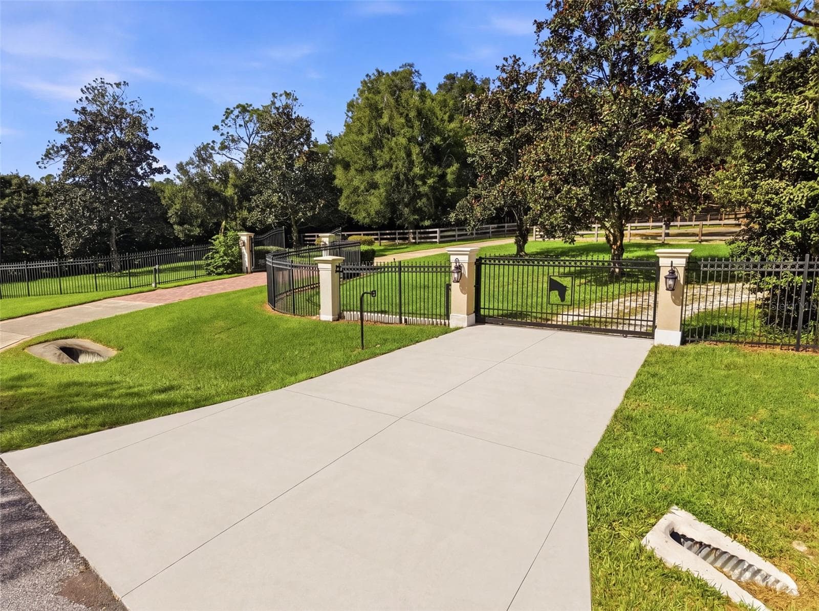 Service Driveway - 1450 VIRGINIA LEE CIR, BROOKSVILLE