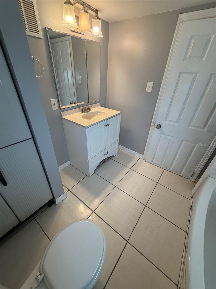 Bathroom with sink, tub/shower combo and toilet. - 4120 BUENA VISTA LN, HOLIDAY