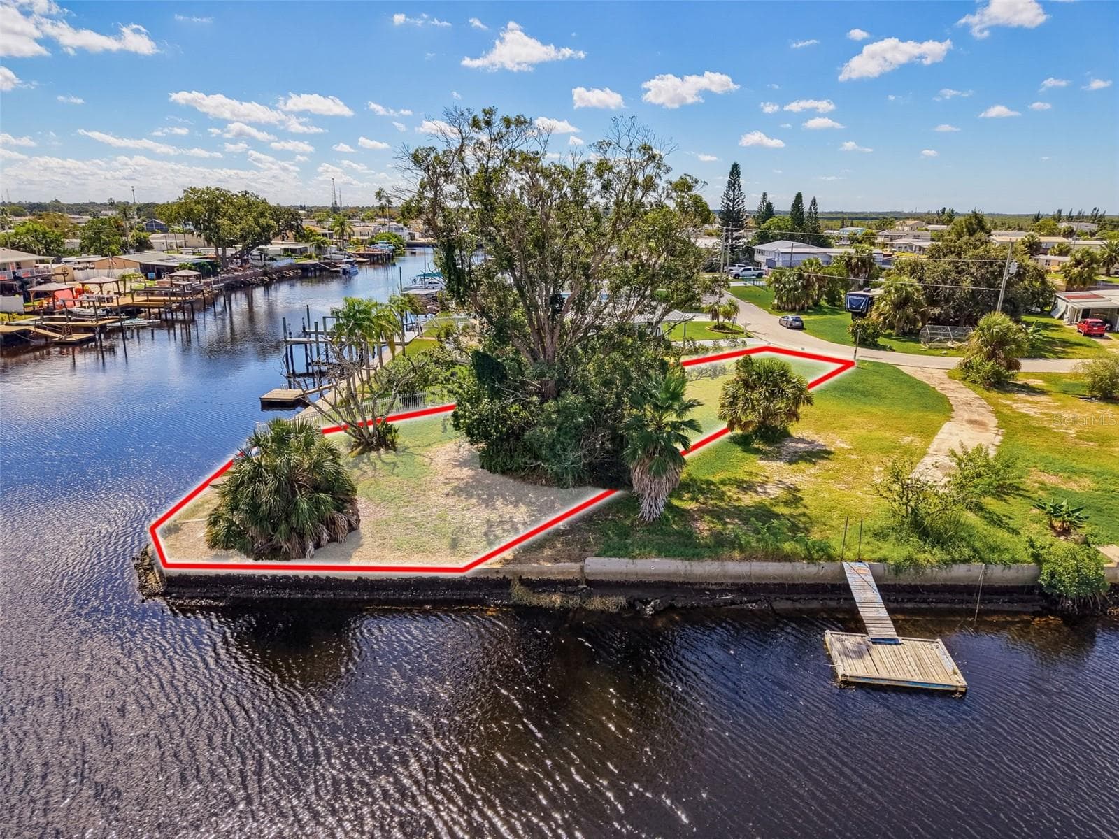 APPROXIMATELY 78 FEET OF SEAWALL! - 13124 CABIN CT, HUDSON