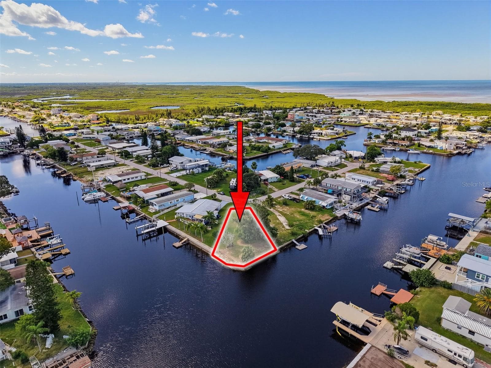 LOCATION, LOCATION, LOCATION! An exceptional waterfront opportunity in Signal Cove! - 13124 CABIN CT, HUDSON