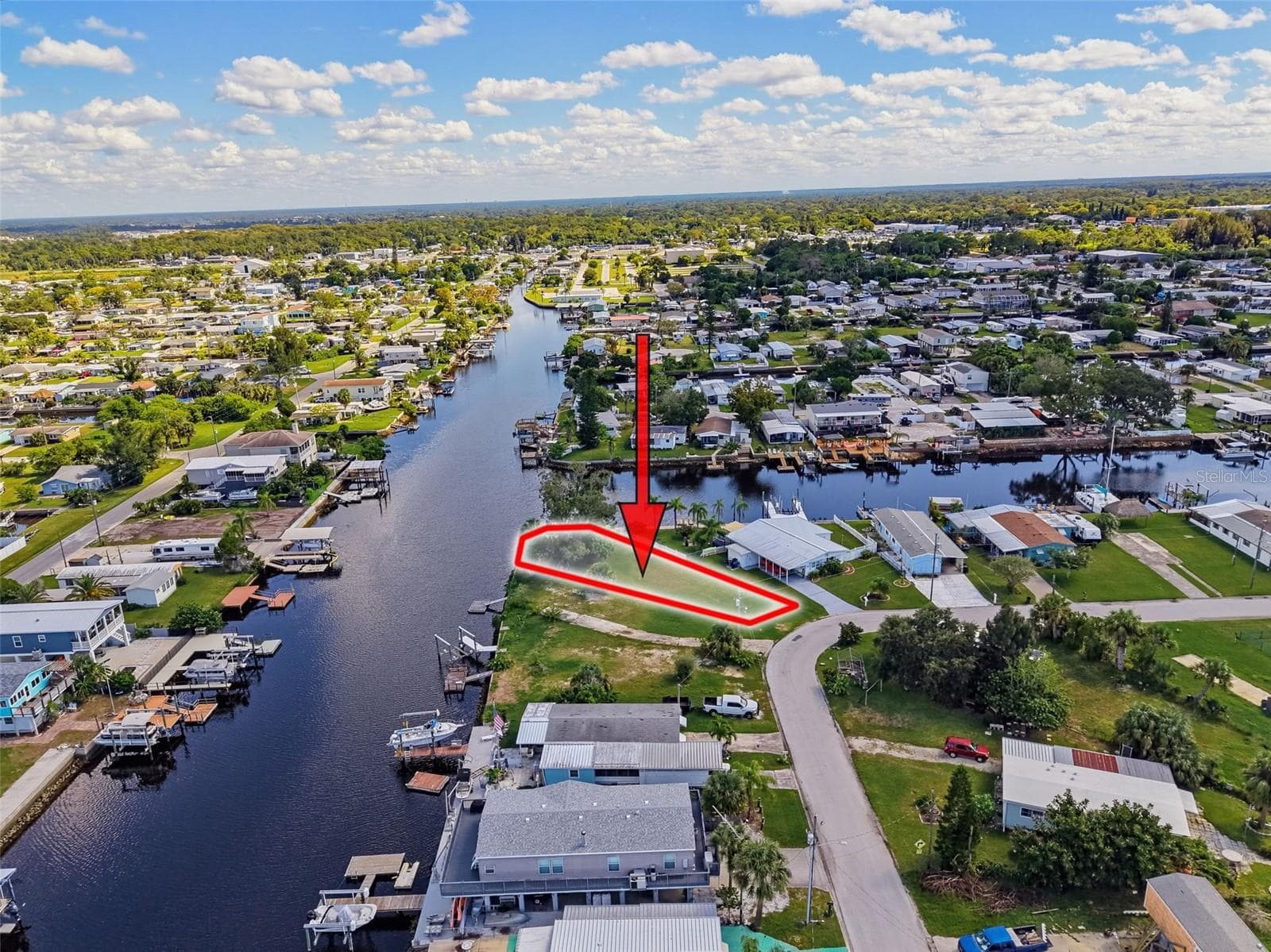 A LITTLE PIECE OF FLORIDA TO CALL YOUR OWN! - 13124 CABIN CT, HUDSON