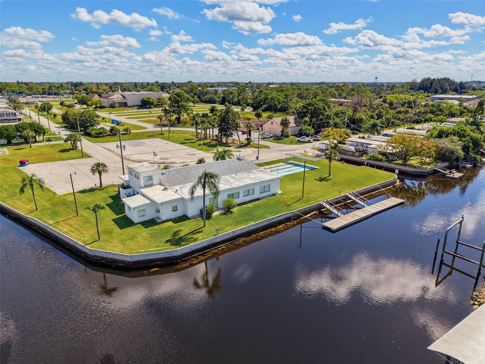 WATERFRONT EVENT CENTER WITH SPACIOUS FLOATING DOCK! - 13124 CABIN CT, HUDSON