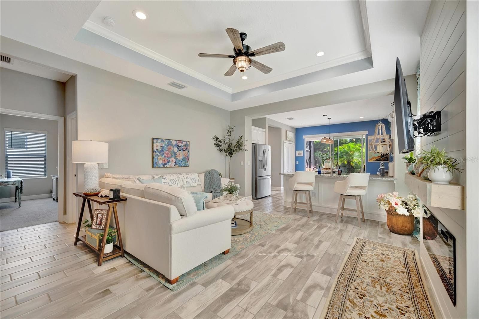Ceiling detail enhances entry views - 11115 SAND PINE LN, PARRISH