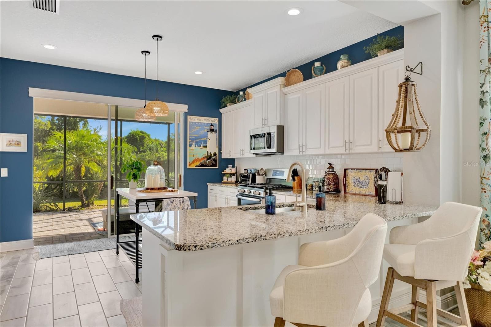Breakfast bar overlooks backyard landscape - 11115 SAND PINE LN, PARRISH