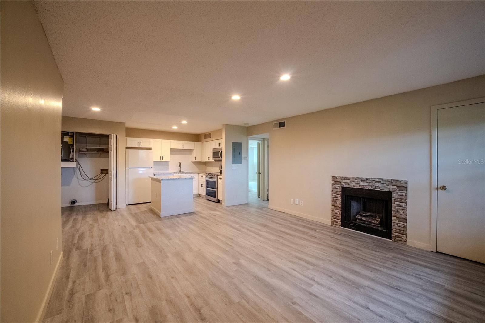 Condominium at 315 LAKEPOINTE DR #204, ALTAMONTE SPRINGS, photo 4 of 21