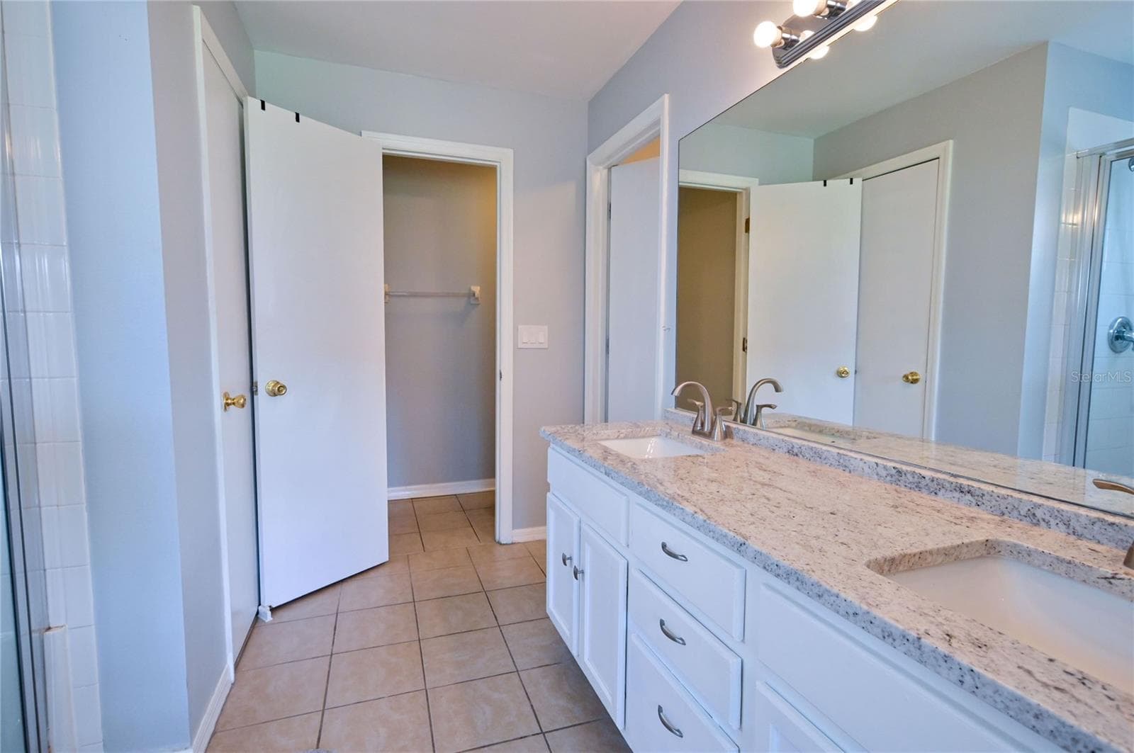 Master bath with walk in shower and walk in closet - 4680 56TH DR E, BRADENTON