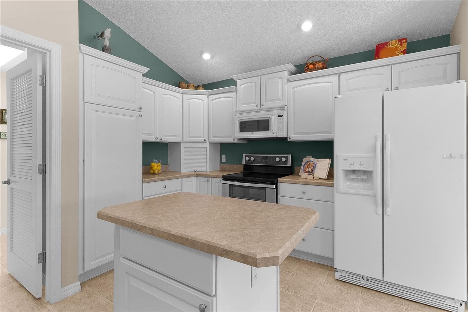 Single Family Residence at 2908 MANOR DOWNS, THE VILLAGES, photo 16 of 59