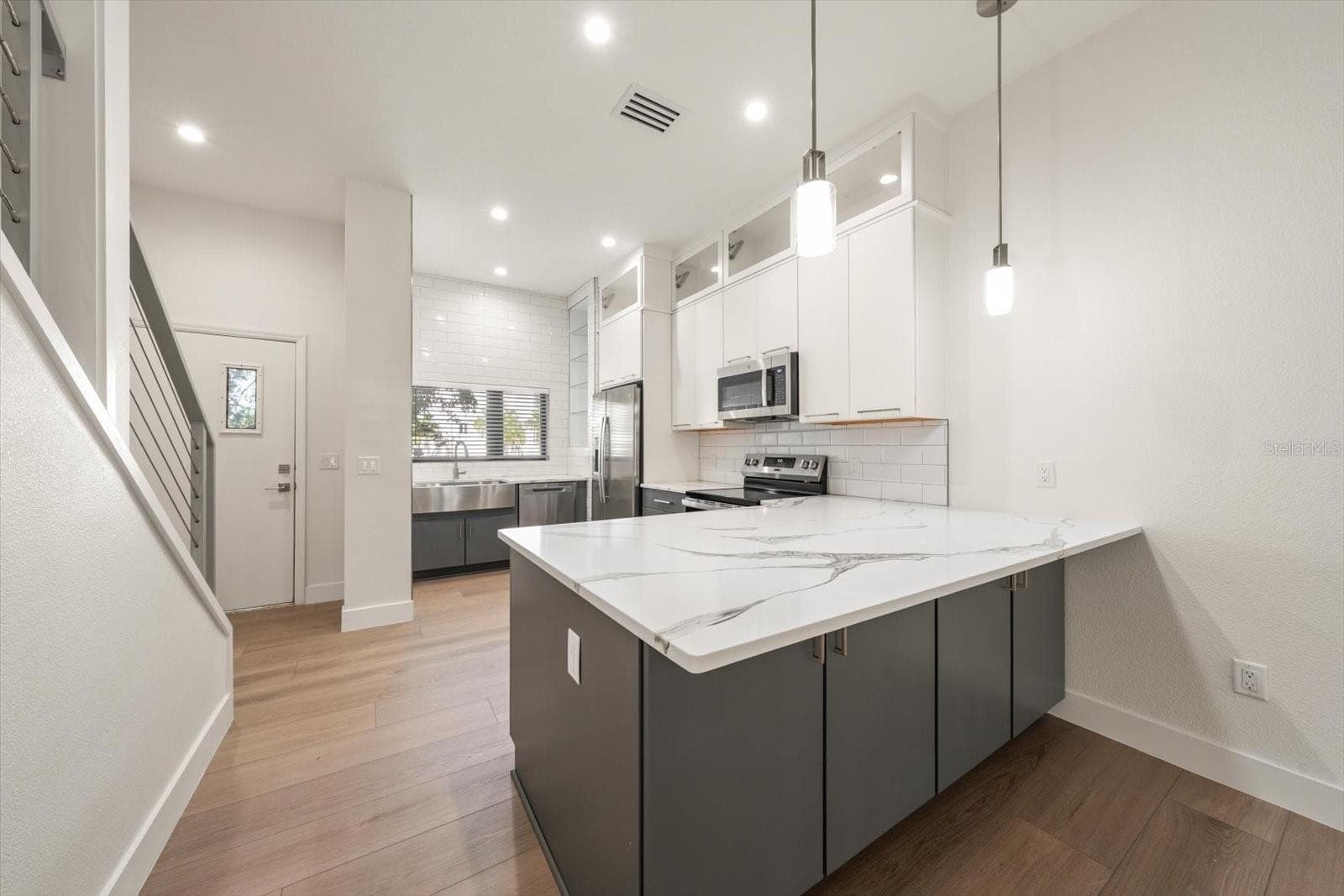 Townhouse at 295 7TH ST S, ST PETERSBURG, photo 10 of 31