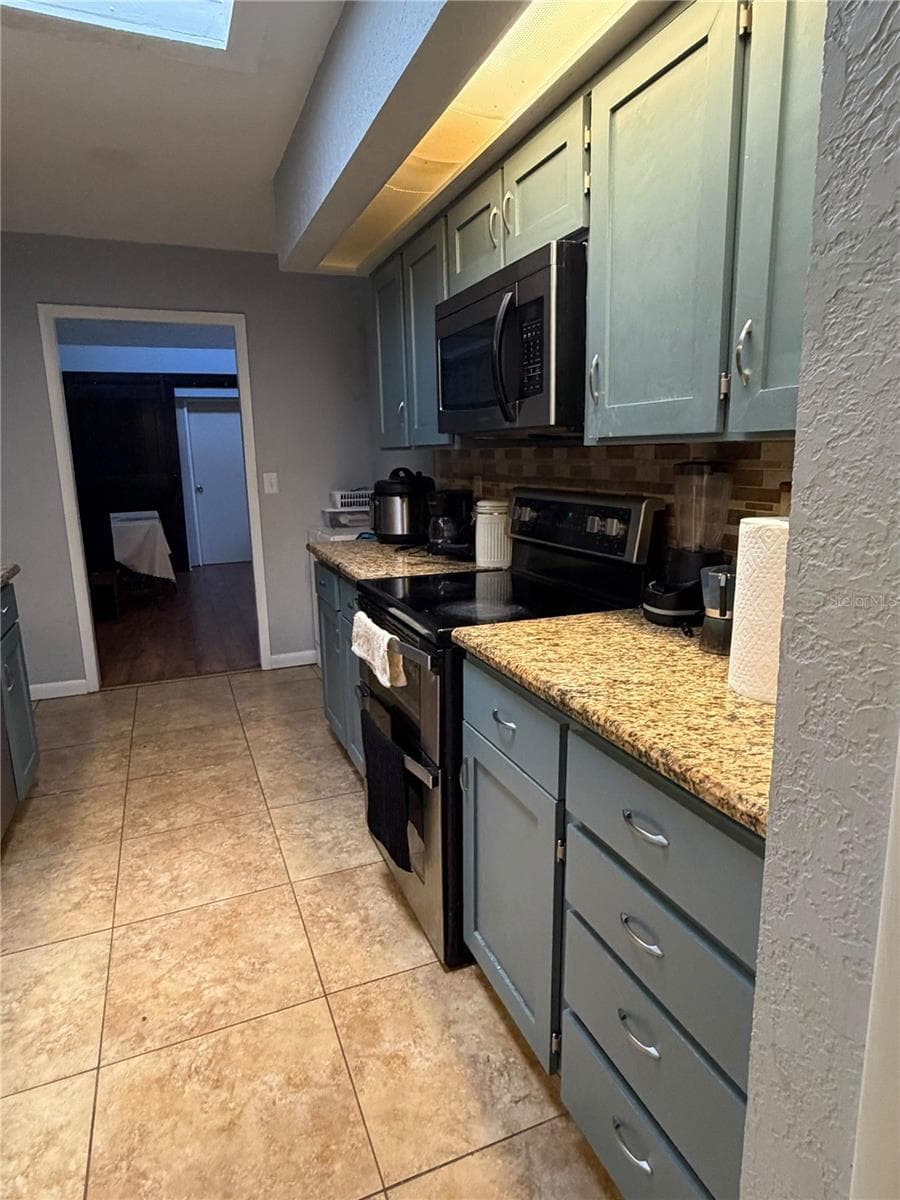 Single Family Residence at 4404 S LAUREL POINTE DR, LAKELAND, photo 13 of 43