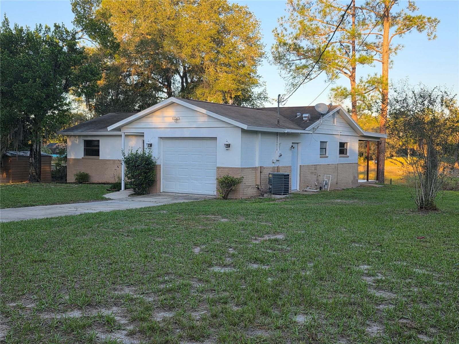 Corner garage view - 8270 NORMLEE RD, WEEKI WACHEE