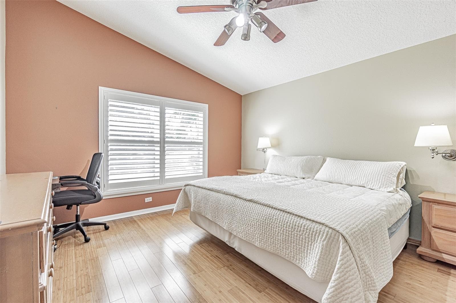 Primary suite with vaulted ceilings - 11020 JENKINS CT, SAN ANTONIO