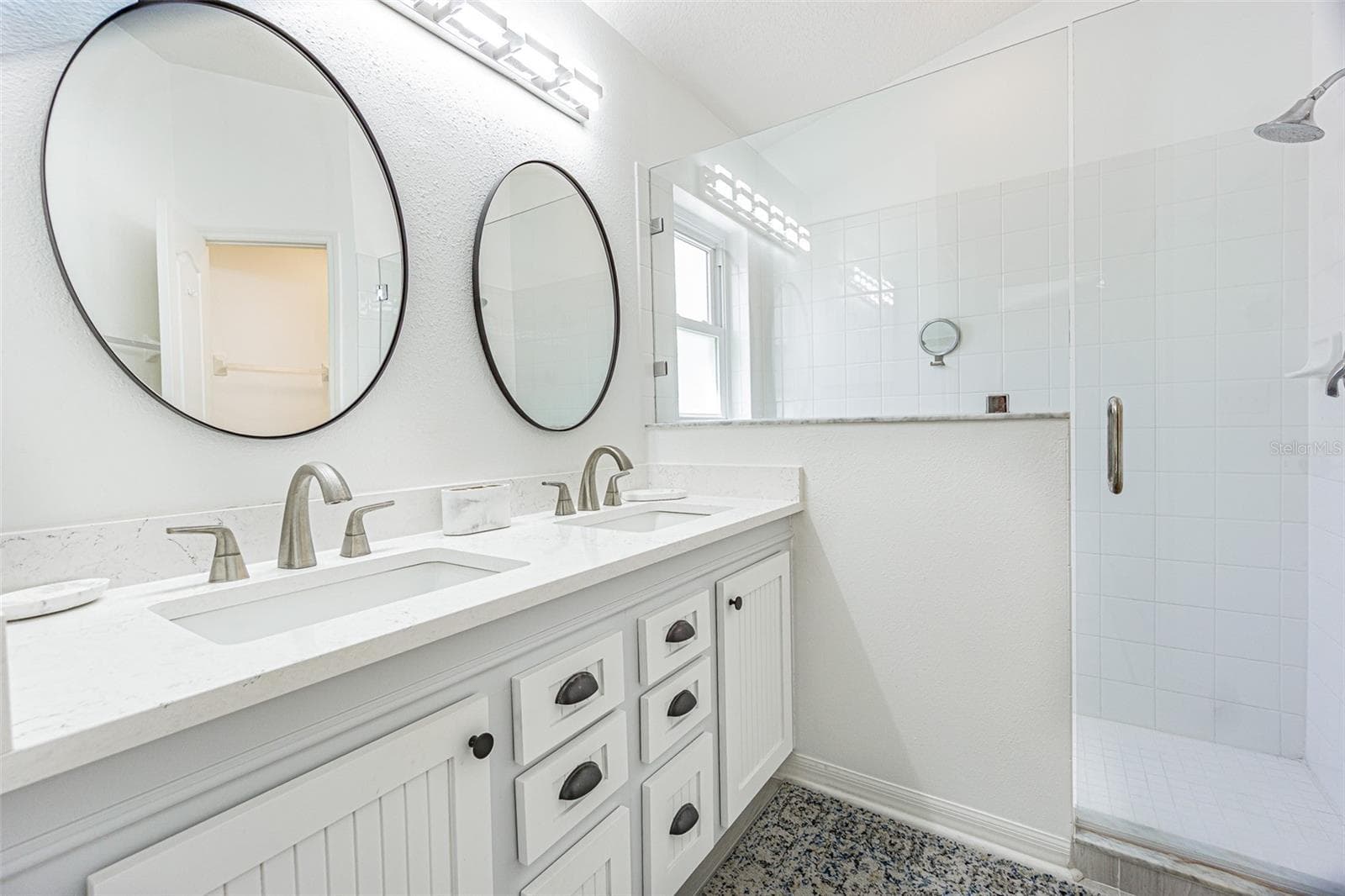 Light, bright, updated bath ensuite - 11020 JENKINS CT, SAN ANTONIO