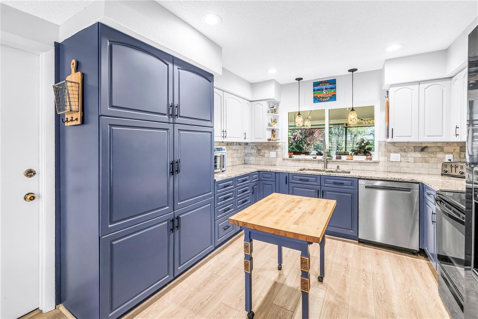 Condominium at 8473 17TH ST N, ST PETERSBURG, photo 12 of 37