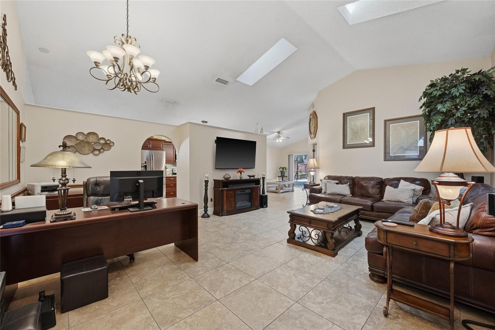 Single Family Residence at 1027 KELLY CREEK CIR, OVIEDO, photo 4 of 38