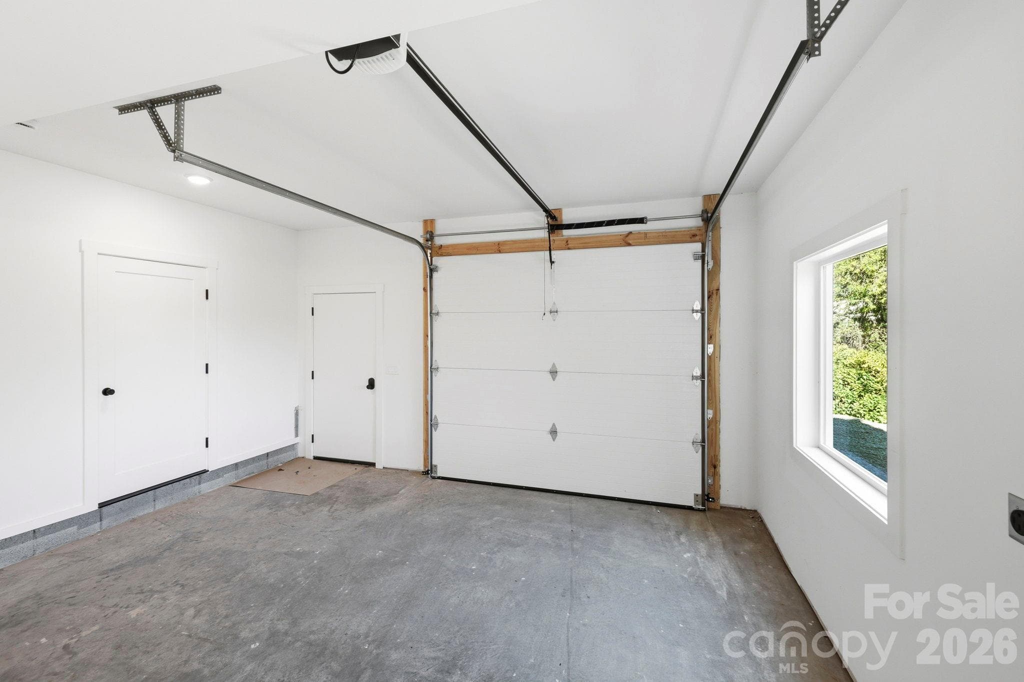 Garage with crawlspace access - 20 Laurel Loop, Asheville