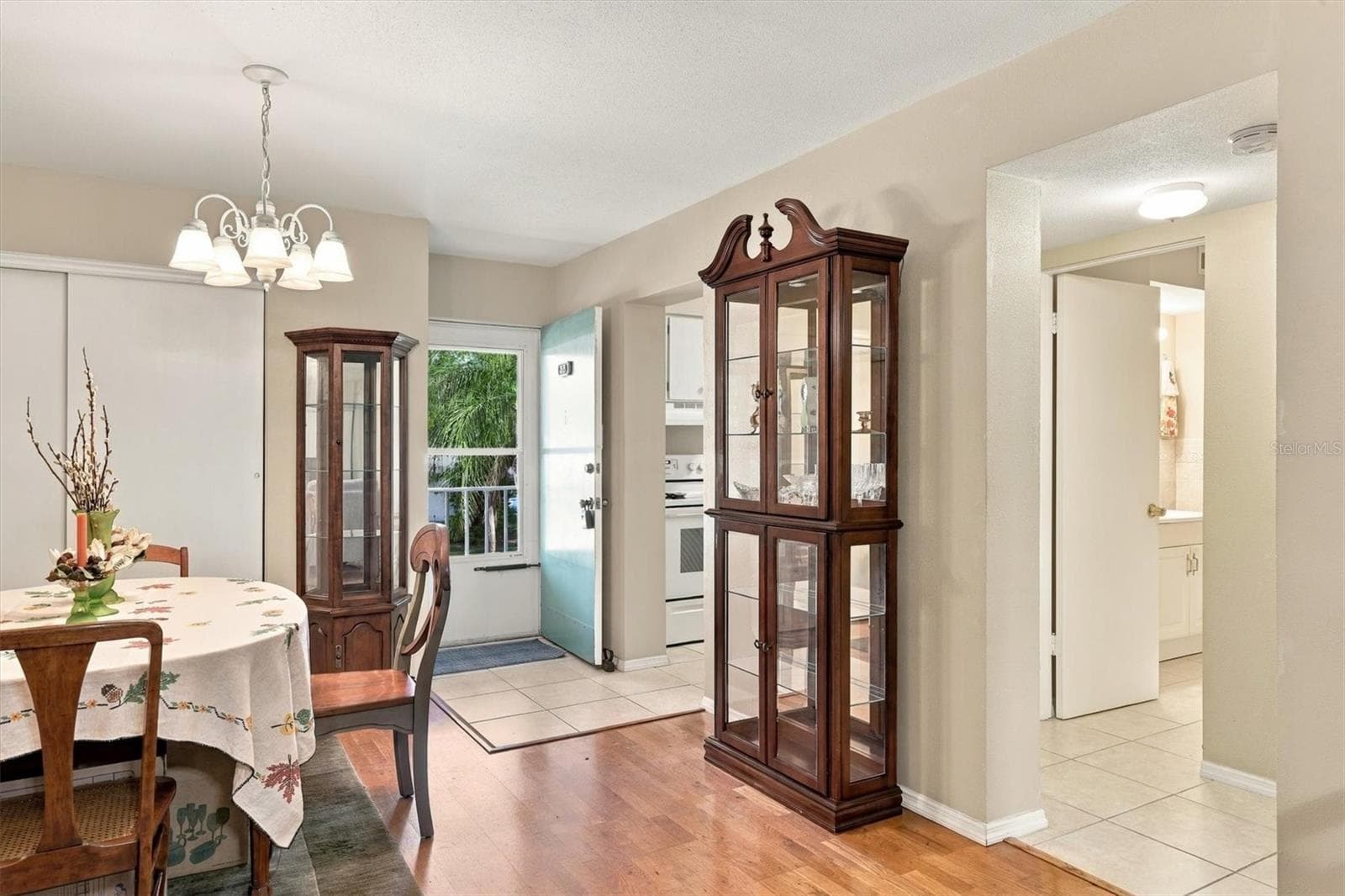 light and bright entry - 3950 ROXANE BLVD #3B, SARASOTA