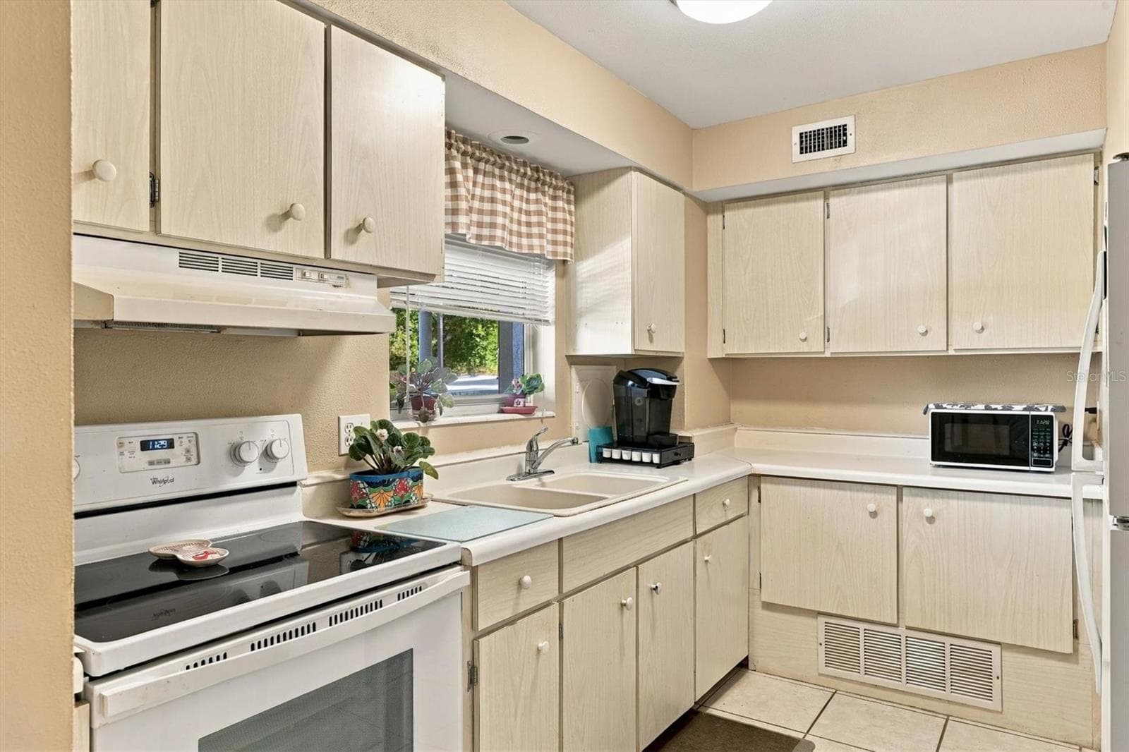 stove in kitchen - 3950 ROXANE BLVD #3B, SARASOTA