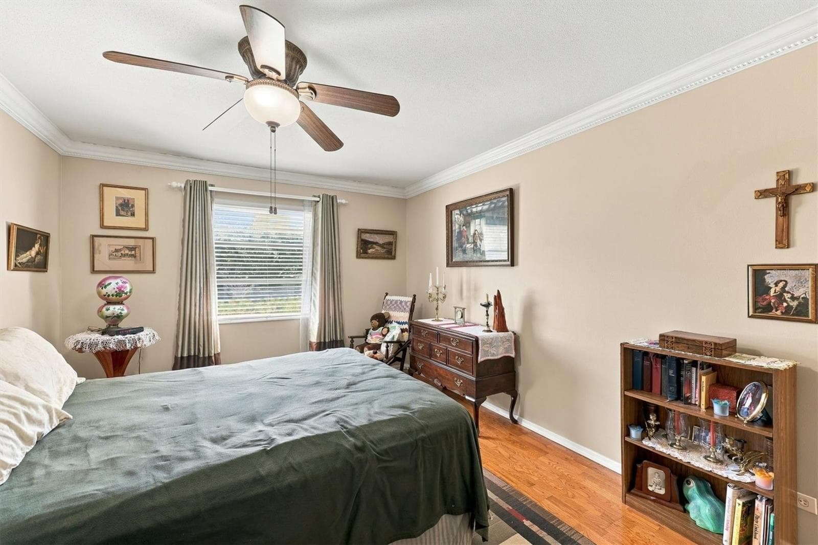 large bedroom with ceiling fan - 3950 ROXANE BLVD #3B, SARASOTA